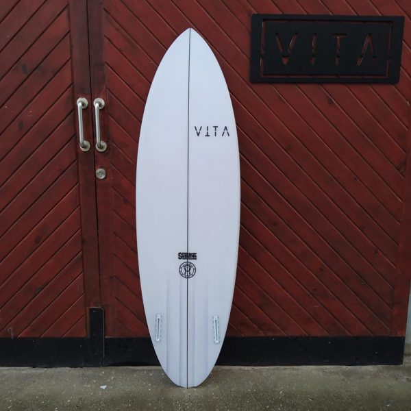 Tabla de surf VITA con canales modelo Twin Rudder