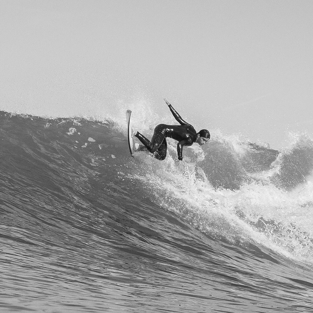 chico surfeando con Tabla Vita