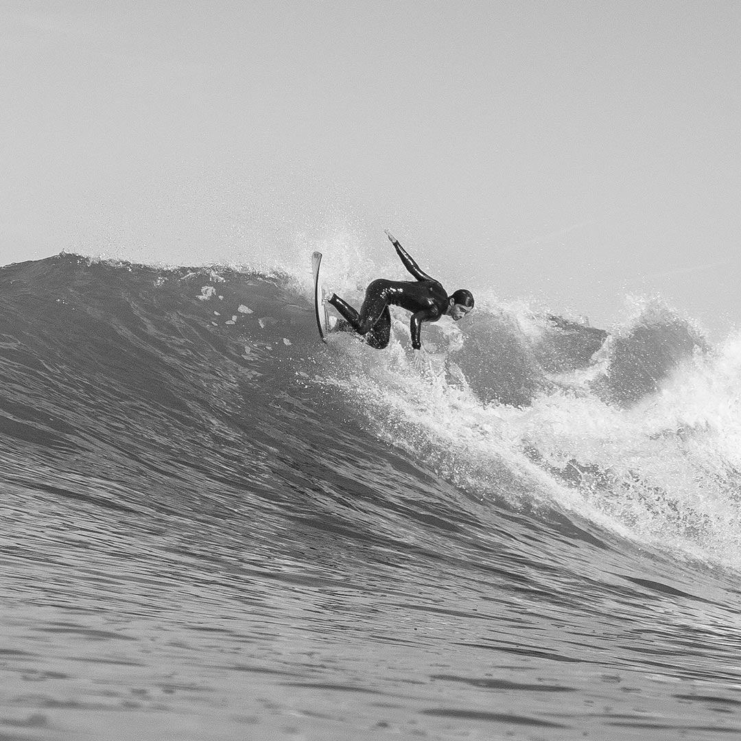 hombre surfeando