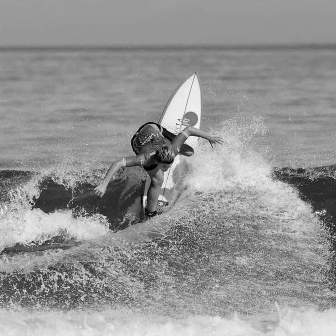 Niño surfeando una ola