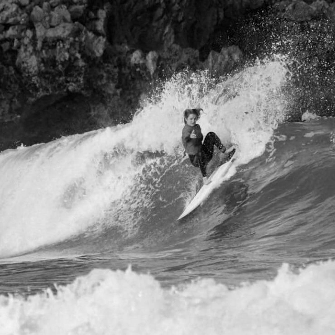 Chica surfeando