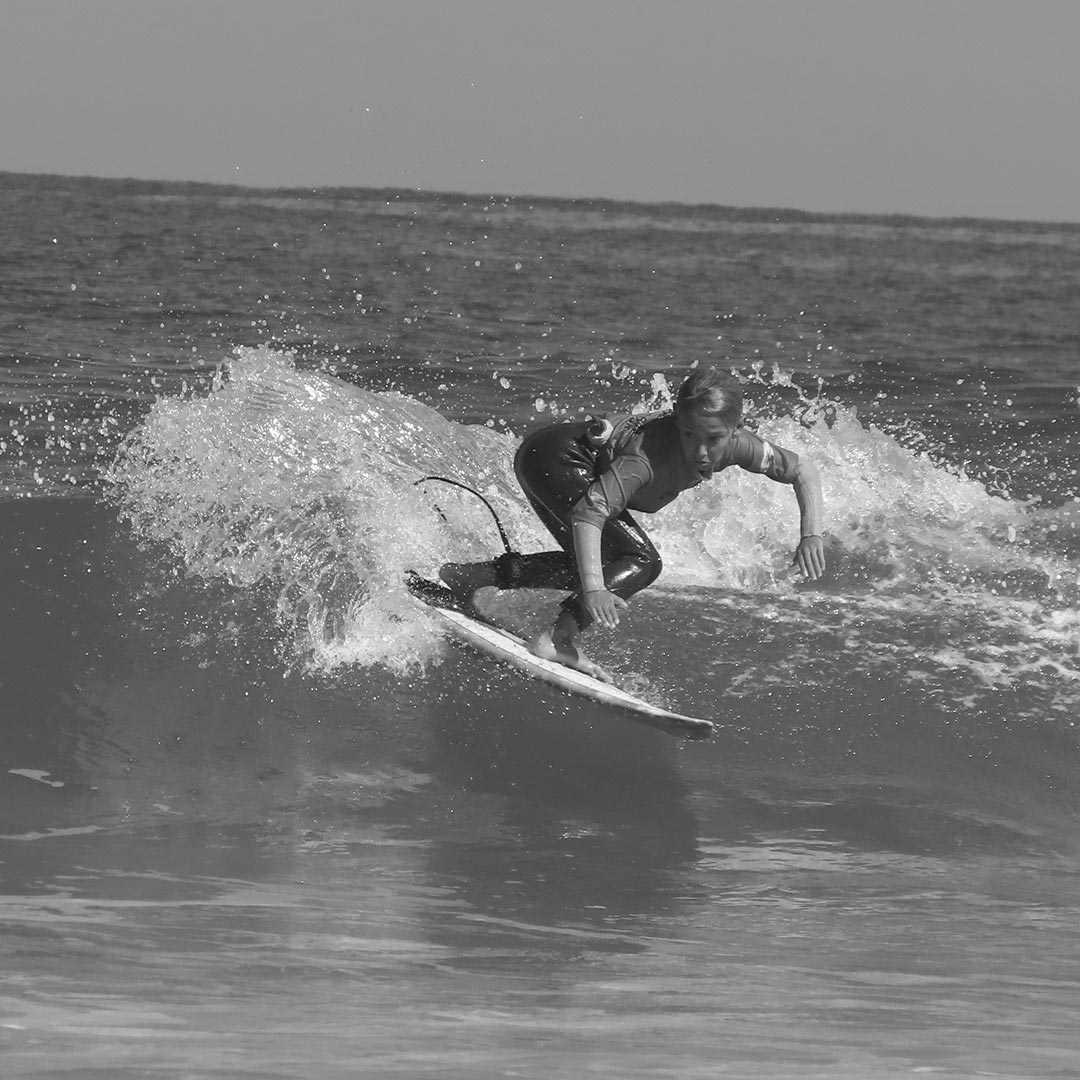 Niño surfeando